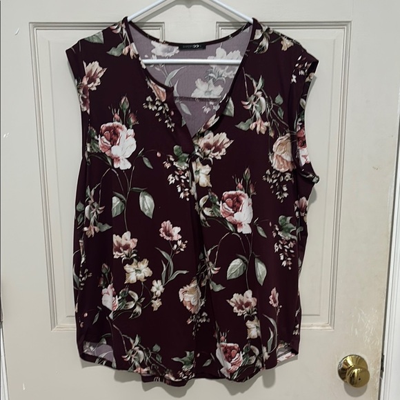 Papermoon Tops - Papermoon plus size split front floral sleeveless top maroon size 1x